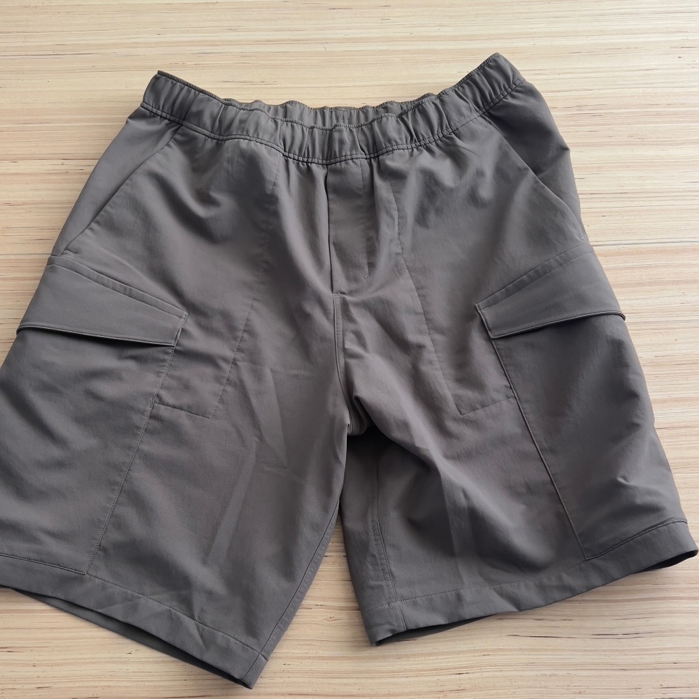 Lululemon VersaTwill Cargo Pocket Short Green Men's Size L Athleisure Athletic